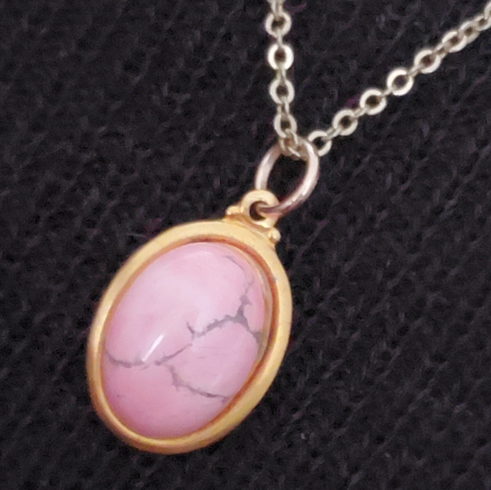 Goldtone necklace with oval shaped pink natural stone